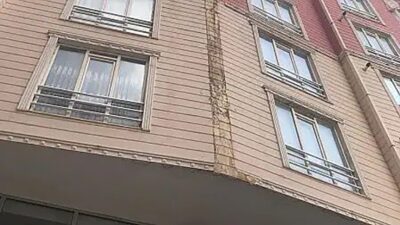 Siirt’te bulunan bir apartmanın dış cephesinin bir kısmı, park halindeki