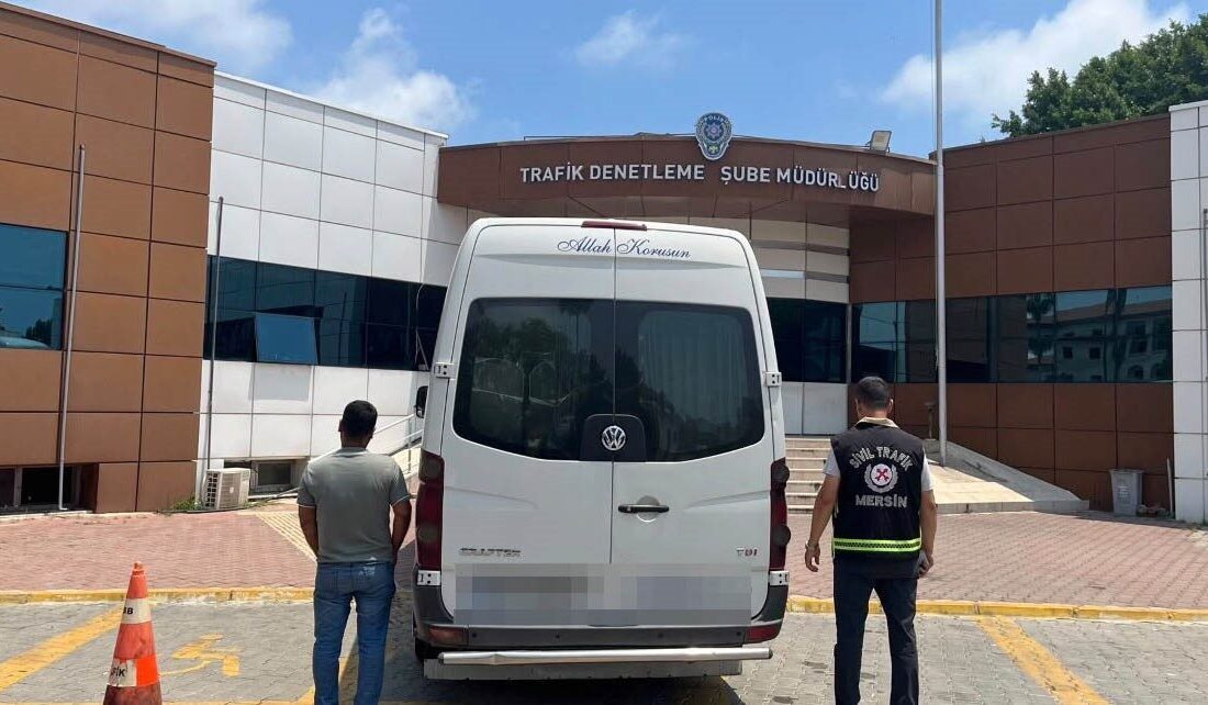 Mersin’de polis ekipleri, araç kamerasıyla yakaladıkları kırmızı ışık ihlali yapan