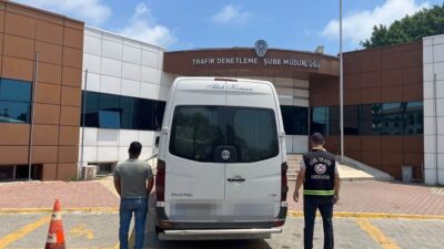 Mersin’de polis ekipleri, araç kamerasıyla yakaladıkları kırmızı ışık ihlali yapan