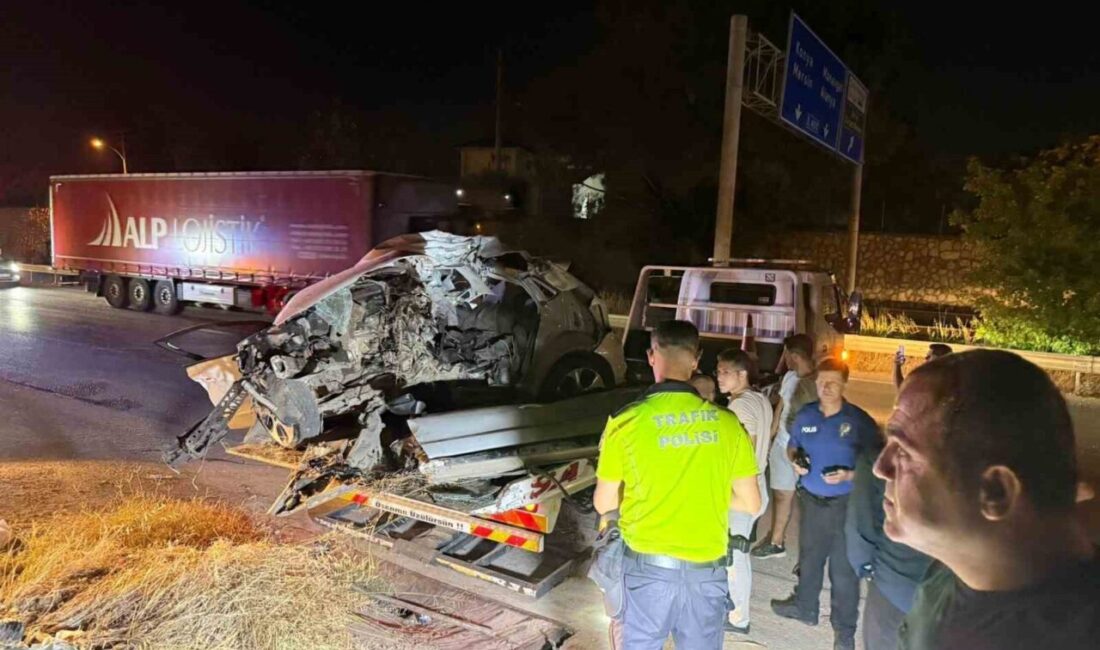 Serik ilçesindeki bir kaza sonucunda otomobil yoldan çıkarak aydınlatma direğine