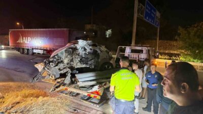 Serik ilçesindeki bir kaza sonucunda otomobil yoldan çıkarak aydınlatma direğine