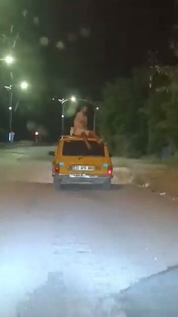 Elazığ ilinde bir kişi, hiçbir güvenlik tedbiri almadan seyir halindeki