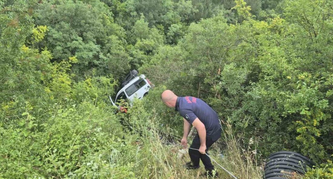 Susurluk ilçesinde yaşanan tek taraflı trafik kazasında, araçta sıkışan bir