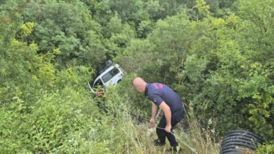 Susurluk ilçesinde yaşanan tek taraflı trafik kazasında, araçta sıkışan bir
