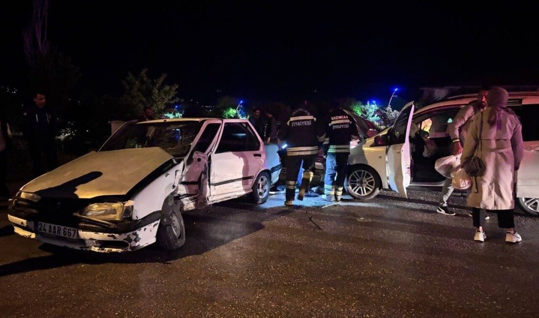 Erzincan-Gümüşhane karayolunda meydana gelen trafik kazasında 5 kişi yaralandı ve