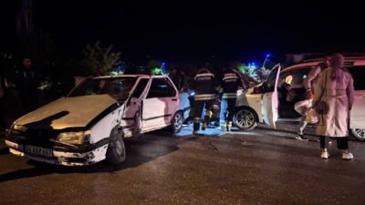 Erzincan-Gümüşhane karayolunda meydana gelen trafik kazasında 5 kişi yaralandı ve