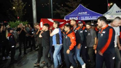 Rize’nin Çamlıhemşin ilçesinde Fırtına Deresi’nde gerçekleştirilen arama-kurtarma operasyonunda botun alabora