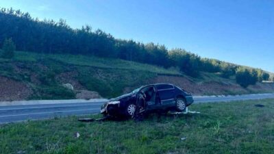 Ardahan-Göle karayolunda meydana gelen trafik kazasında bir otomobil kontrolden çıkarak