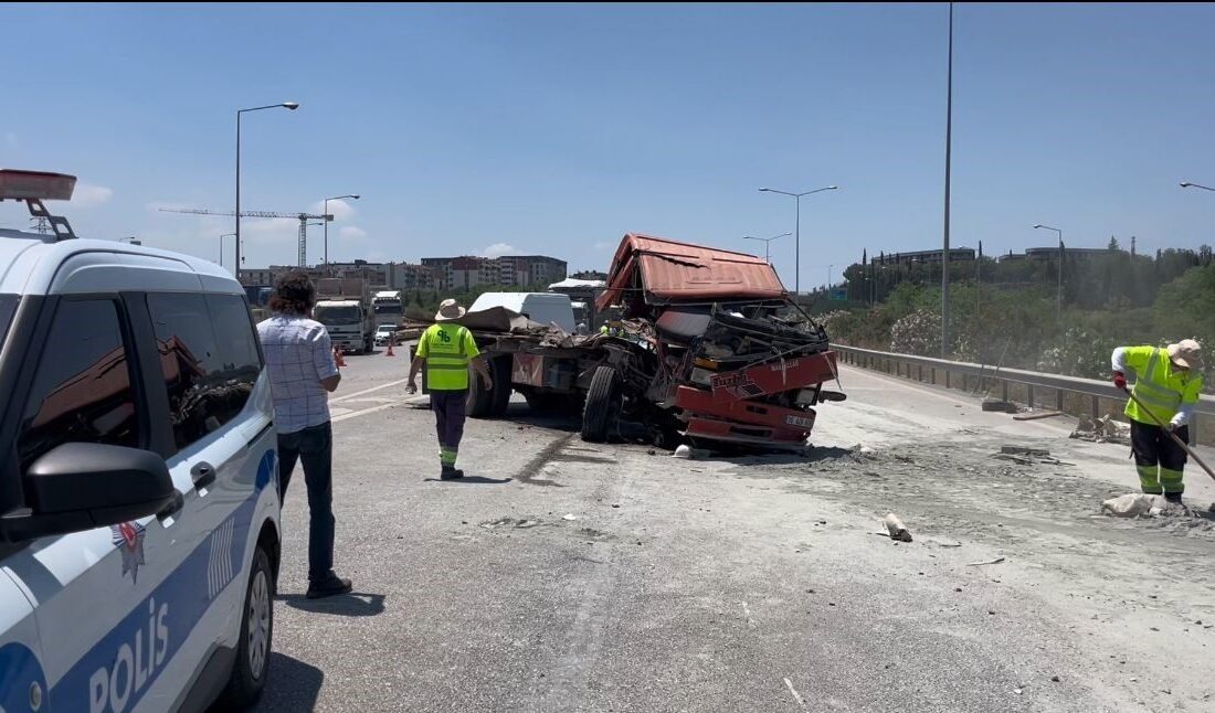 Bursa’da, İzmir-İstanbul Otoyolu Mudanya-Geçit Kavşağı’nda meydana gelen zincirleme trafik kazasında