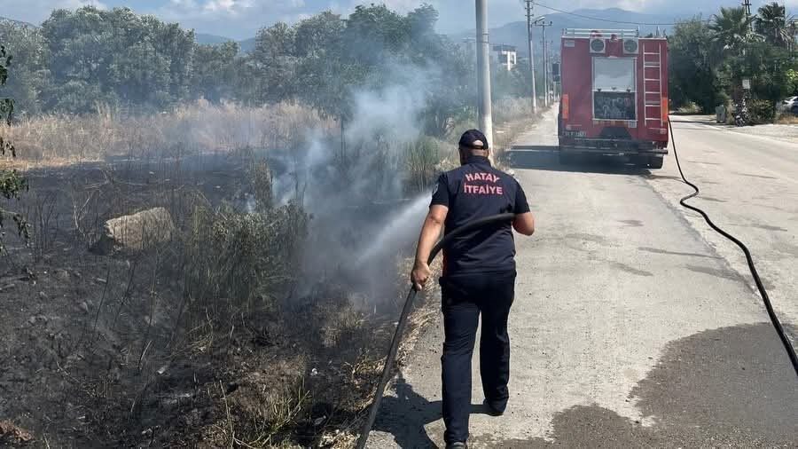 Arsuz ilçesine bağlı Madenli Mahallesi’nde bir bahçede çıkan yangın, itfaiye