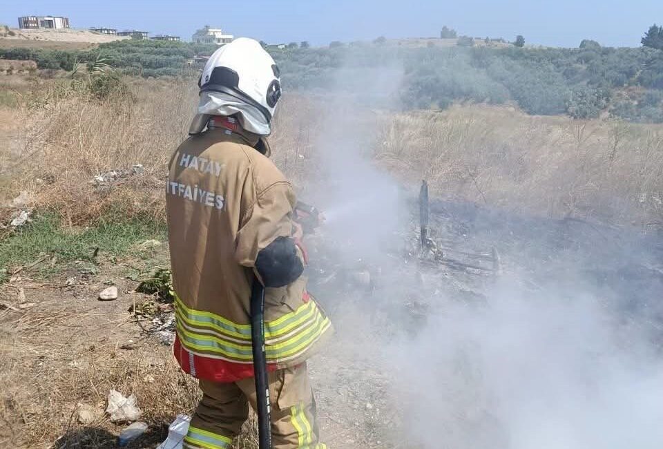 Hatay’ın Arsuz ilçesinde çöplük alanında başlayan yangın, hızlı bir şekilde