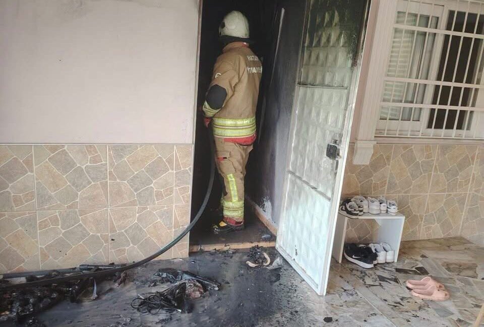 Arsuz ilçesinde bir evin depo kısmında çıkan yangın, ekiplerin hızlı