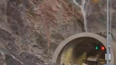 Artvin’e bağlı Yusufeli ilçesinde etkili olan şiddetli yağışlar, Artvin-Erzurum karayolunu