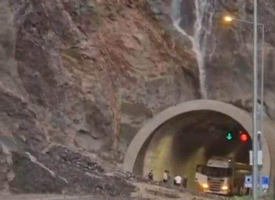 Artvin’e bağlı Yusufeli ilçesinde etkili olan şiddetli yağışlar, Artvin-Erzurum karayolunu