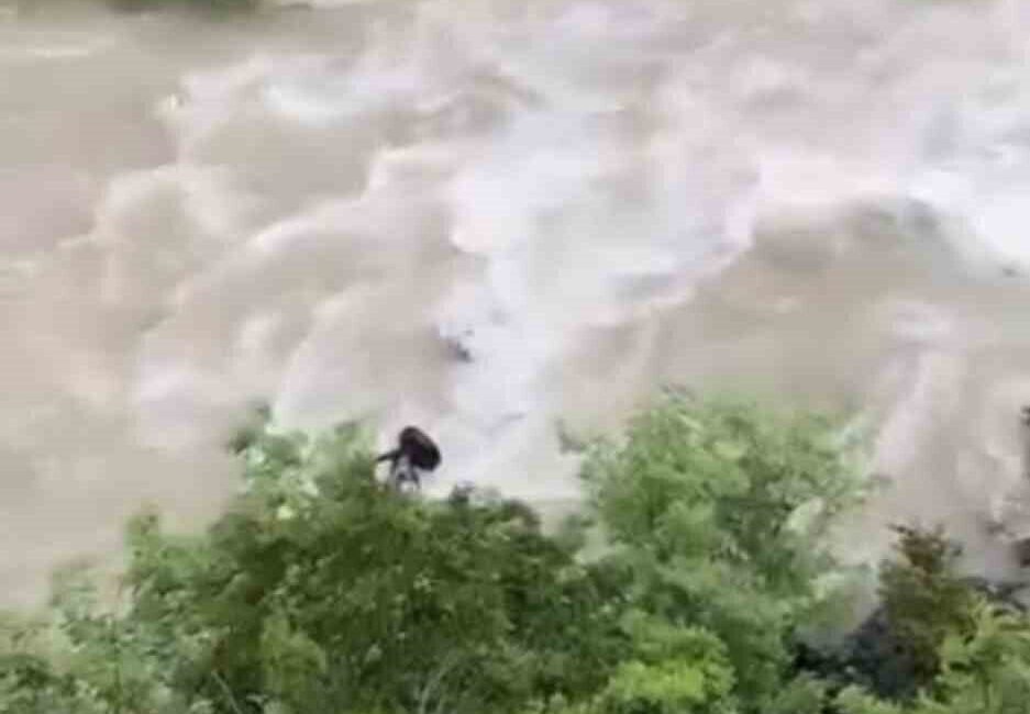 Artvin’in Şavşat ilçesinde, Çoruh Nehri’ne uçan bir otomobilde bulunan baba