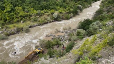 Artvin’in Şavşat ilçesinde, bir baba ile oğlunun bulunduğu aracın Şavşat