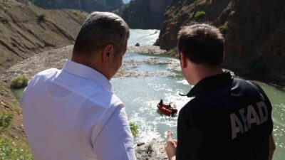 Artvin’in Şavşat ilçesinde bir kamyonun dereye uçması sonucu kaybolan baba