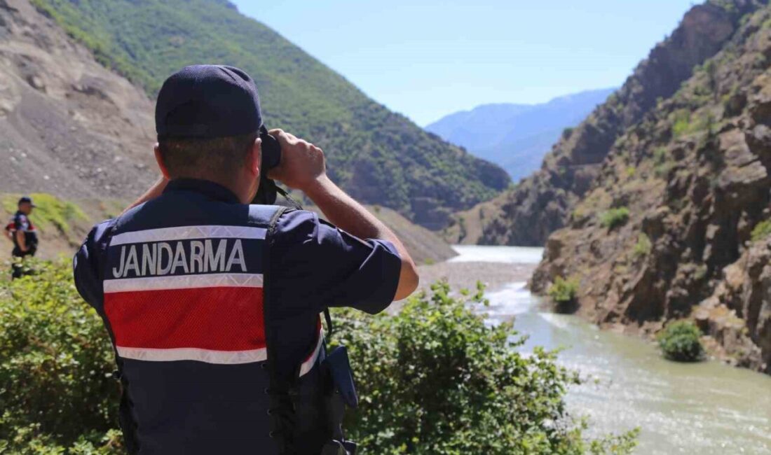 Artvin’in Şavşat ilçesinde, kamyonun dereye devrilmesi sonucu kaybolan baba ile
