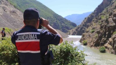 Artvin’in Şavşat ilçesinde, kamyonun dereye devrilmesi sonucu kaybolan baba ile