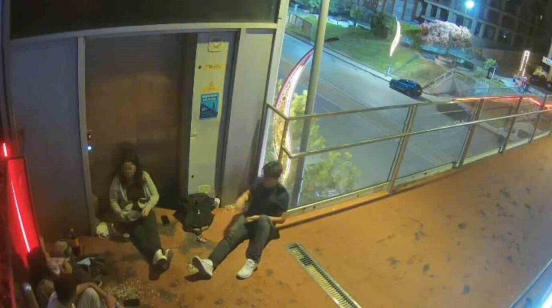 Kocaeli’de bir grup genç, asansörün girişini kapatıp çevreyi kirletti. Gençlerin