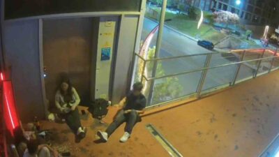 Kocaeli’de bir grup genç, asansörün girişini kapatıp çevreyi kirletti. Gençlerin