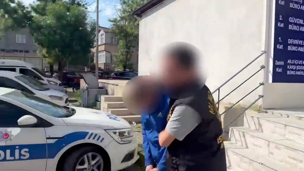 İstanbul’un Avcılar ilçesinde, uyuşturucu satışı yapıldığı bilgisi üzerine evinin dışına