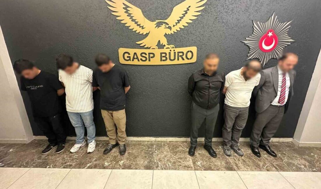 Afyonkarahisar’da bulunan bir alışveriş merkezinde bazı iş yerlerini denetleyerek kendisini