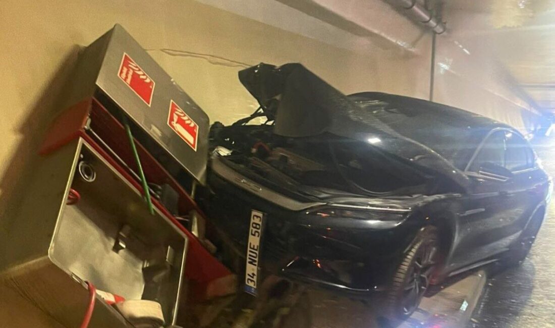 İstanbul Avrasya Tüneli’nde seyir halinde olan bir araç, itfaiyeye ait
