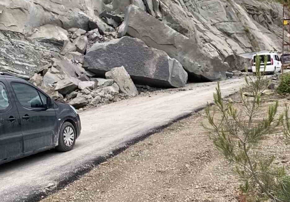 Ayancık ilçesi Çamurca yolu üzerinde meydana gelen heyelan sonucu yol,