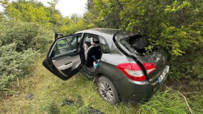 Çanakkale’nin Ayvacık ilçesinde meydana gelen trafik kazasında bir otomobilin şarampole