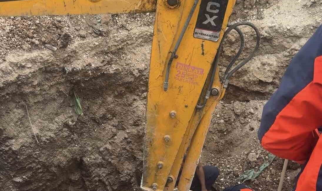 Adıyaman’da bir baba ile oğlu, kuyu kazısı yaparken toprak altında
