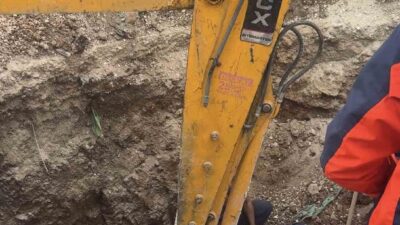 Adıyaman’da bir baba ile oğlu, kuyu kazısı yaparken toprak altında