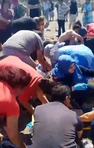 İzmir’in Aliağa ilçesinde, Babalar Günü’nde denize giren bir baba ile