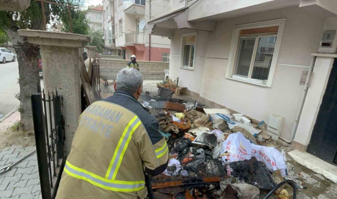 Karaman ilinde bir apartmanın avlusunda atık eşyaların alev alması sonucu