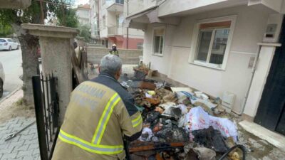 Karaman ilinde bir apartmanın avlusunda atık eşyaların alev alması sonucu