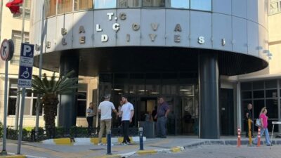 İzmir’deki yapılan rüşvet operasyonunda, Balçova Belediye Başkanı Onur Yiğit dahil