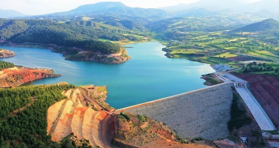 Denizli’nin Güney ilçesinde bir kişinin balık tutmak için dalış yaparken