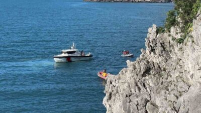 Zonguldak’ta balık tutarken kayalıklardan denize düşen bir yaşlı adamın hayatını