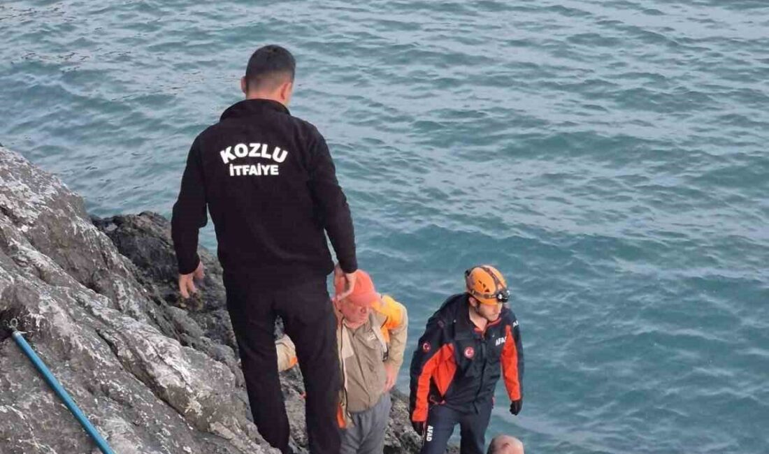 Zonguldak’ın Kozlu ilçesinde bir adam, balık tutmak için gittiği kayalıklardan