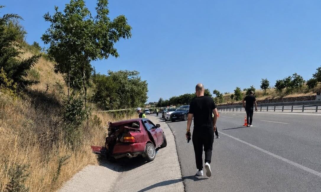 Balıkesir’de, süt kamyonu ile çarpışan bir otomobilin sürücüsü, kaza sonucunda