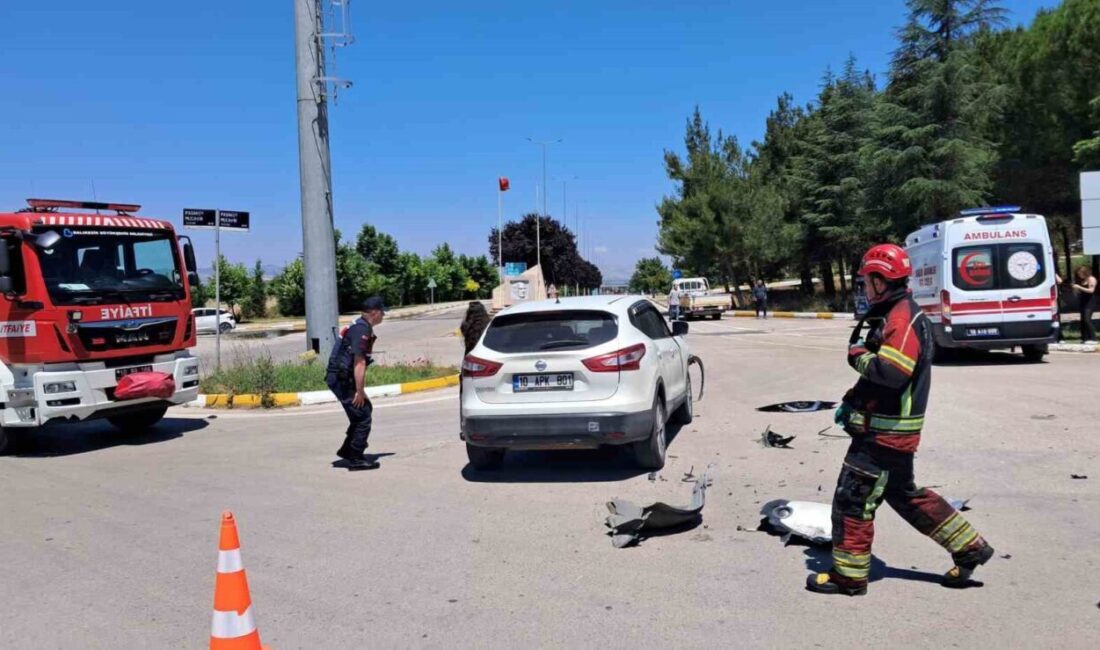 Balıkesir Üniversitesi kampüs girişinde meydana gelen trafik kazasında, araçlardaki 2