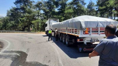 Balıkesir’de Sındırgı-Simav kara yolunda gerçekleşen trafik kazasında, seyir halindeki tıra