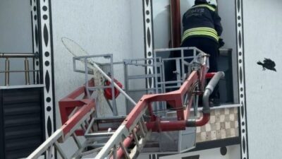 Tekirdağ’ın Marmaraereğlisi ilçesinde bir evin 3. kat balkonunda mahsur kalan