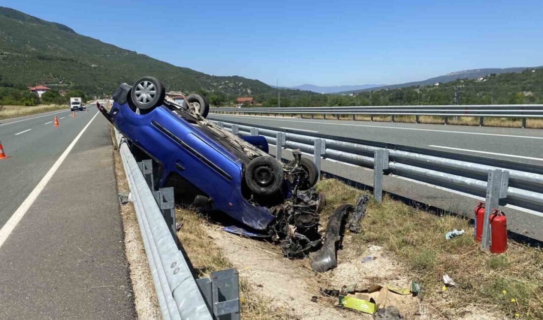 Araç ilçesinde meydana gelen trafik kazasında bariyerlere çarparak devrilen bir