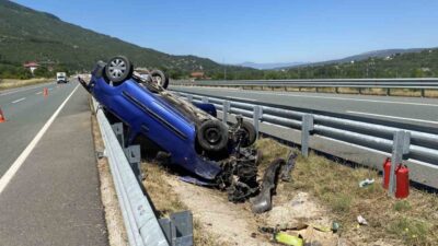 Araç ilçesinde meydana gelen trafik kazasında bariyerlere çarparak devrilen bir