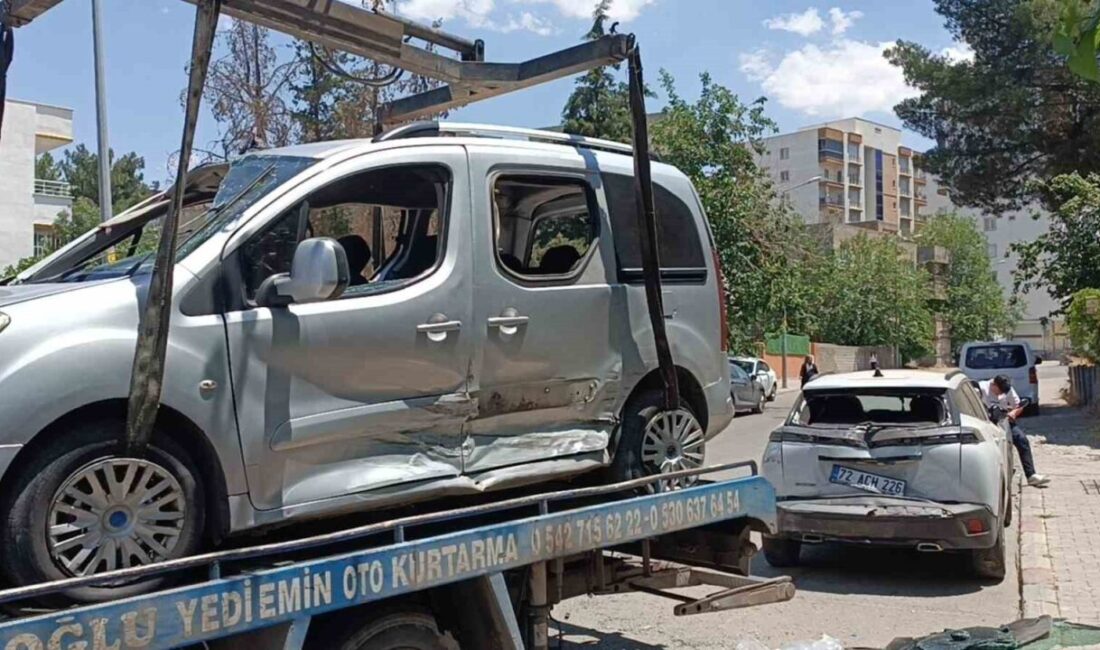 Batman şehir merkezinde bir otomobil ile hafif ticari aracın çarpışması