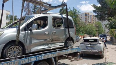 Batman şehir merkezinde bir otomobil ile hafif ticari aracın çarpışması