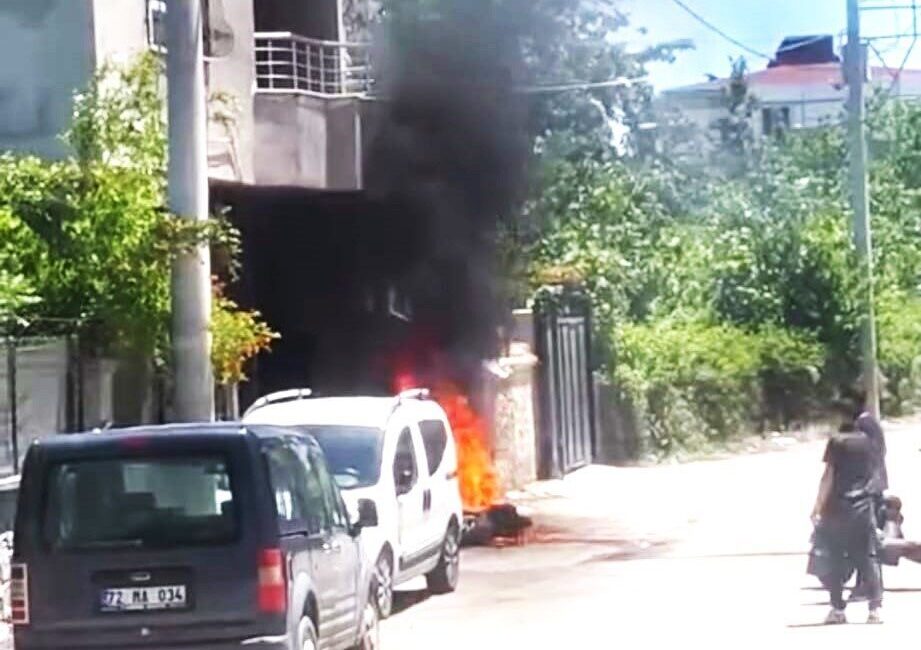 Batman ilinde, Cudi Mahallesi’nde park halindeki bir motosiklet aniden alev