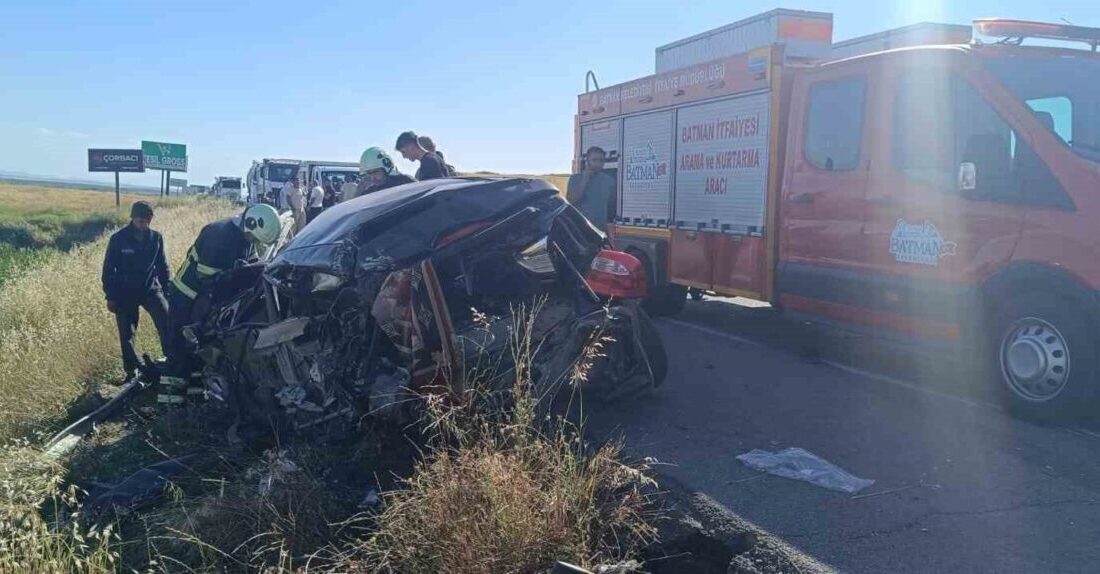 Batman-Diyarbakır karayolunda meydana gelen trafik kazasında, bir kamyonla bir otomobil
