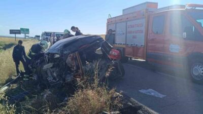 Batman-Diyarbakır karayolunda meydana gelen trafik kazasında, bir kamyonla bir otomobil